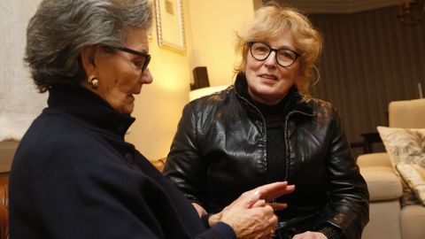 Mariya Kopylchu (de frente) con Dolores Carreira, una de las personas a las que atiende