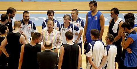 El presidente, Ral Lpez, se dirige a la plantilla en el primer entrenamiento de la pretemporada, en el Multiusos de Sar.