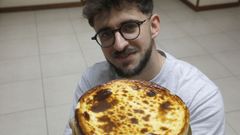 Anxo, con una de sus tartas de queso cl�sicas