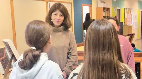La diputada de Igualdade, Sol Agra, visit� el CEIP de Outes

