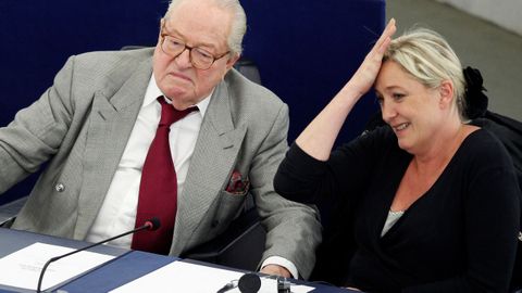 Marine y Jean-Marie Le Pen en una votacin del Parlamento Europeo, en el 2012