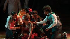 El gallego Jorge Paz�, a la derecha, junto a compa�eros de reparto de �La Traviata�