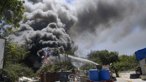 Miembros del cuerpo de Bomberos trabajan en las labores de extinci�n de un incendio en el pol�gono de Silvota