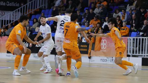 Jason intenta cortar el avance de Saura ante la mirada de Meira y Charly.