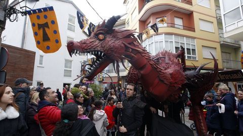 Uno de los espect�culos de la Feira Medieval frente a la plaza de abastos, en el l�mite del recinto festivo