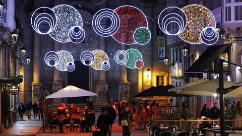 LUCES DE NAVIDAD EN OURENSE.En la ciudad, el alumbrado navideo se encendi la noche antes del puente de la Constitucin