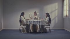 Un fotograma do videoplip do tema, no que aparecen arredor dunha mesa festexando o seu d�cimo aniversario como grupo.