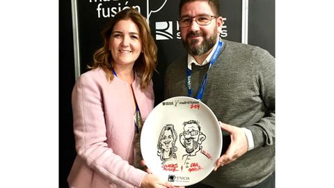 Lourdes Mu�oz y Dani Garc�a muestran el plato con sus respectivas caricaturas.