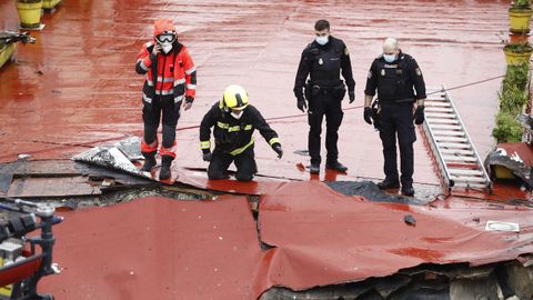 Los bomberos trabajan en el derrumbe de la terraza del colegio San Vicente de Paul de Gijn