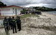 Los vecinos volvieron a concentrarse en la playa ante la atenta mirada de la Guardia Civil. 