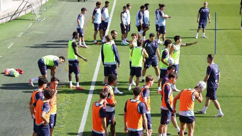 Los jugadores del Celta, en un entrenamiento del primer equipo.