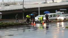 T�cnicos municipales reparan el sem�foro derribado en Linares Rivas