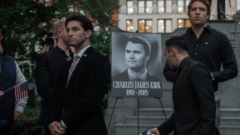 Miembros de Jóvenes Republicanos de Nueva York, durante una vigilia por el activista asesinado Charley Kirk.