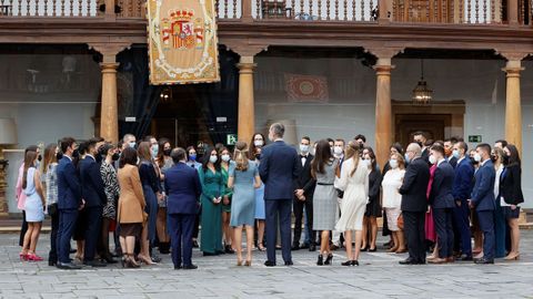La Familia Real, con los ganadores de los Premios Fin de Carrera 2019-2020 de la Universidad de Oviedo