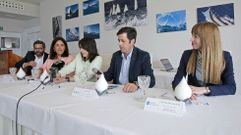 La conselleira Mar�a Jes�s Lorenza -tercera por la derecha- ayer en Sanxenxo