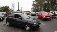 La falta del transporte escolar oblig a los padres de los alumnos del IES Leliadoura a recoger a sus hijos en el centro