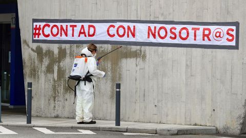 Trabajos de desinfeccin en el Hospital Universitario Central de Asturias (HUCA)