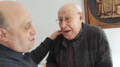 El arzobispo de Santiago, Francisco Prieto, con Ricardo Bello. 