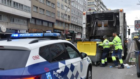 Operarios trabajando en la recogida de basura