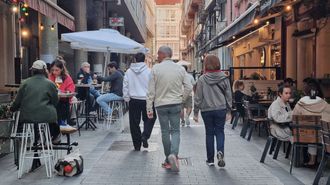 Clientes en las terrazas de los locales de hosteler�a de la calle Torreiro