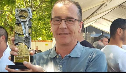 Alfonso, en una celebraci�n organizada en la empresa Carb�nicas Landeira de Santa Comba, en la que reconocieron el trabajo de los m�s veteranos.