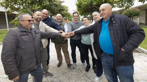 Jos� �ngel Campos Pardo (en el centro) lidera la comisi�n de fiestas de A Laracha.