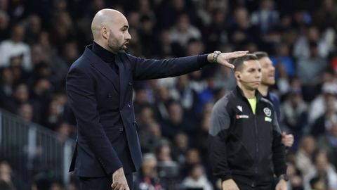 Claudio Girldez, dirigiendo al Celta en el Santiago Bernabu.