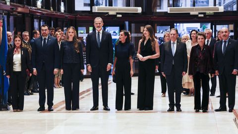 Los reyes Felipe VI y Letizia, acompaados de la princesa Leonor (3i), de la infanta Sofa (4d) y del presidente de Asturias, Adrin Barbn (2i), junto a otras autoridades, a su llegada al tradicional Concierto de los Premios Princesa de Asturias, un da antes de la ceremonia de entrega de los galardones 2025