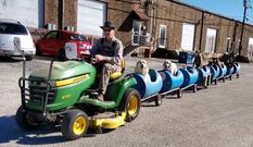 Construye un tren para divertir a los perros que recoge de la calle