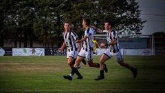 Los jugadores del Antela celebrando el tanto que les dio el pase a la siguiente fase de la Copa Federaci&oacute;n
