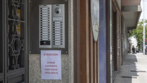 El edificio de San Pedro de Mezonzo en el que los vecinos se est�n movilizando contra un piso en el que se ejerce la prostituci�n.