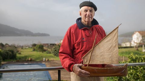 Juancho Lpez muestra la maqueta de un antiguo sancosmeiro