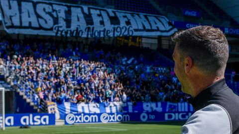 Luis Carrin mirando al Fondo Norte en el ltimo entrenamiento del Oviedo