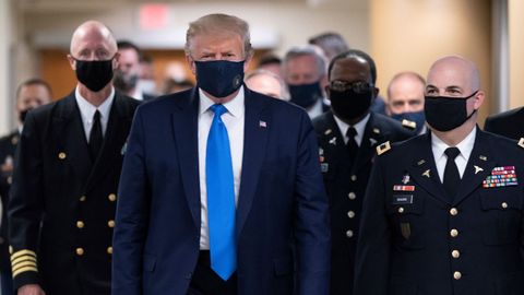 El presidente de Estados Unidos, Donald Trump, se dej ver este sbado con mascarilla por primera vez desde la pandemia en su pas, que supera los 3,2 millones de contagios. Fue en su visita al centro mdico militar Walter Reed, en Bethesda (Maryland).