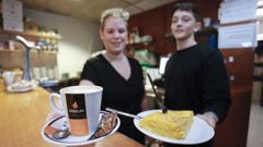 En la cafeter�a de As Pedreiras ofrecen una tapa de tortilla junto a su caf�, que vale solamente un euro.