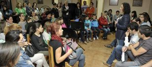 Padres y alumnos en una reuni�n org�nica sobre programa de clases. Ahora, tienen m�s frentes. 