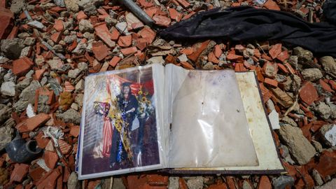 Un �lbum familiar entre los escombros de los edificios de la OPPPE en La Guaira.