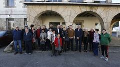 Pol�ticos se hicieron una foto de familia ante el antiguo colegio de Celeiro con usuarios, personal y directivos de Aspanane, el 2 de marzo del a�o pasado, cuando rubricaron el acuerdo entre el Concello, la Deputaci�n y la Xunta