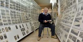 El yerno de Caama�o, Chete Pose, con una peque�a parte de las fotograf�as en la casa de Mux�a en la que vivi� el fot�grafo.