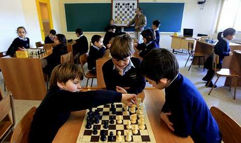 Alumnos del Colegio Marcote, en Vigo, tienen una clase semanal de ajedrez dentro del horario lectivo.