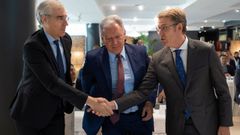 Francisco Conde y Alberto N��ez Feijoo junto con el director de investigaci�n de Boeing, Jos� Enrique Rom�n