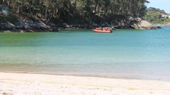 Una de las embarcaciones que intervienen en el operativo, en la playa de Lavaxeira