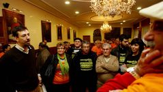 Los afectados por las preferentes toman el consistorio de Tui