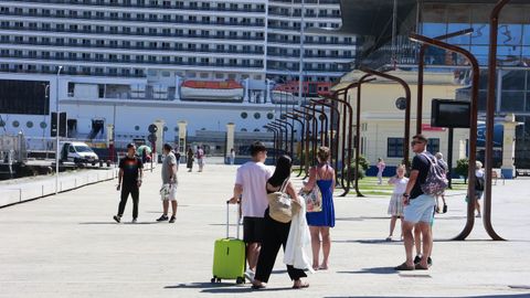 Varios turistas accediendo a un crucero en el puerto de A Corua