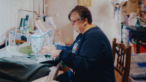 La ropa sale de sus manos