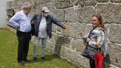 Familiares de los tres fusilados el 19 de agosto de 1936, en el cementerio de A Capela, a finales de mayo de 2022