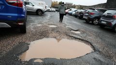 Uno de los grandes baches aparecidos en el aparcamiento de r�a Nova
