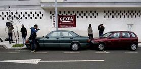 El Mercedes de Rosario Porto y el Corsa que usaba Alfonso Basterra, ayer aparcados ante el cuartel de la Guardia Civil de Ames.