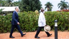 El ministro de Asuntos Exteriores ruso, Sergui Lavrov, camina detrs del presidente de Uganda, Yoweri Museveni, durante su visita al pas africano a finales de julio