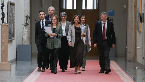 De izquierda a derecha, Cándido Rial (director xeral de Pesca e Acuicultura), Lino Codesido (subdirector xeral de Gardacostas), Marta Barreiro (secretaria xeral técnica de la Consellería do Mar), Ángeles Vázquez Suárez (directora xeral de Desenvolvemento Pesqueiro), Marta Villaverde (conselleira do Mar), Covadonga Salgado (directora del Intecmar) y José Antonio Álvarez Vidal (presidente de Portos de Galicia), en la presentación del presupuesto de Mar para el 2026